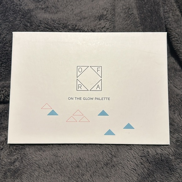 OFRA On The Glow Highlighting and Bronzing Palette - Picture 2 of 3